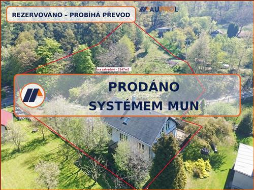 Rodinný dům s lesem, potokem a velkým pozemkem – 15 min od Prahy